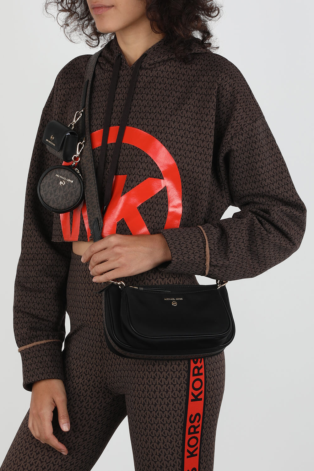 תמונת כל הלוק של תיק פאוץ' בגודל מדיום בגוון שחור